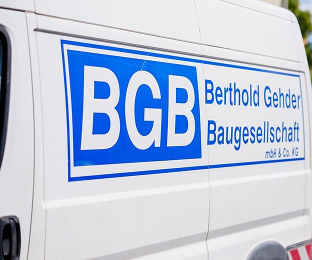 Transporter der BGB Berthold Gehder Baugesellschaft mit Firmenlogo